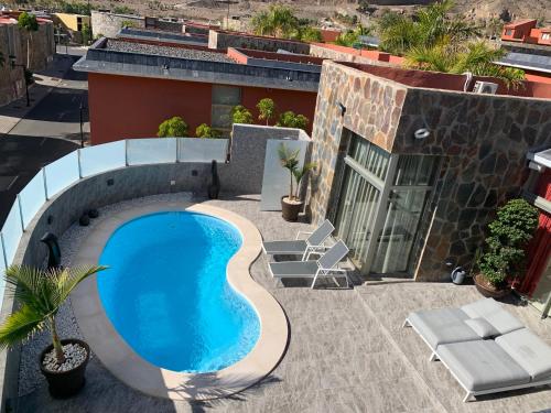 an overhead view of a swimming pool on top of a building at Suecia Villa Opal Anfi Tauro in Mogán