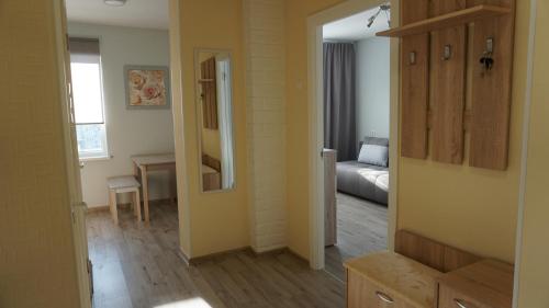 una camera con letto e specchio di Sunny Ventspils 17 a Ventspils