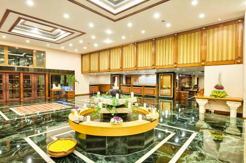 a large lobby with a round table in the middle at The Ummed Ahmedabad Airport in Ahmedabad