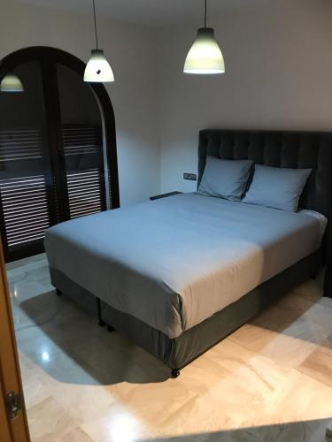 Katil atau katil-katil dalam bilik di Luxury apartment set in Doña Julia Golf Course