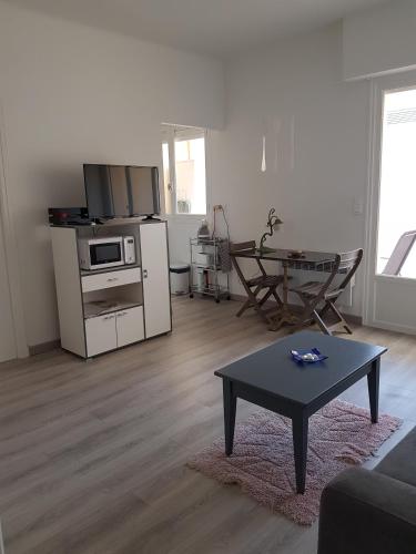 un salon avec une table basse et une cuisine dans l'établissement Sci MDM, à Nice