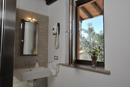 a bathroom with a sink and a window at Agriturismo Il Bagolaro in Nerola