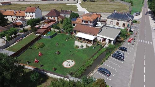 - une vue aérienne sur une maison avec une grande cour dans l'établissement Hôtel Restaurant de l'Abbaye, à Clairvaux
