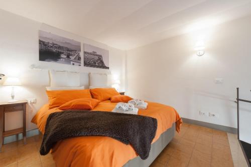 フィレンツェにあるCasa Guidoのベッドルーム1室(大型ベッド1台、オレンジ色の枕付)