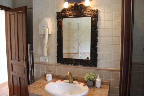 a bathroom with a sink and a mirror at Apartamentos Rurales Rosendo: "Suite Veleta" in Capileira