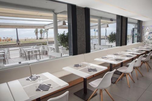 Restaurant o un lloc per menjar a Hotel Brisamar Suites