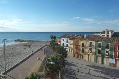 een uitzicht op een strand met gebouwen en de oceaan bij AR2B, coqueto apartamento en primera línea de playa in Villajoyosa