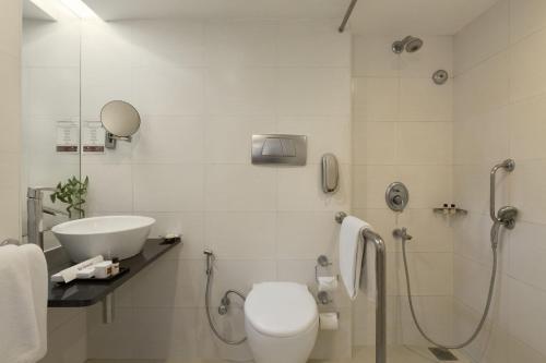 Ванная комната в Regenta Place Bangalore, Cunningham Road