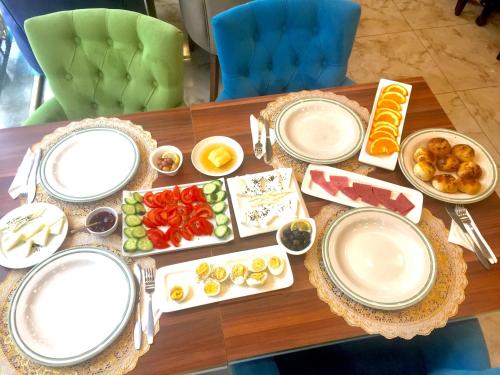 een tafel met borden eten erop bij MARKO PASA KONAGİ in Kuşadası