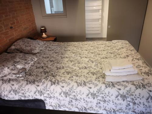 - une chambre dotée d'un lit avec une couverture et des serviettes dans l'établissement Riverside Toulouse (Renaissance), à Toulouse