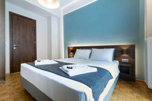 Postel nebo postele na pokoji v ubytování TONIS Le Petit Nicolas 1BD Apartment in Koukaki!