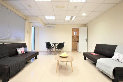 Ruang duduk di GK Airport Suites - Free Shuttle by GK Properties