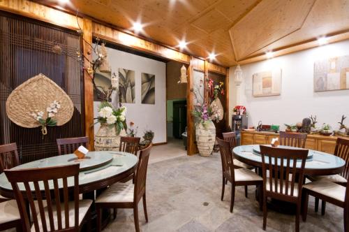 仁愛鄉的住宿－ChunYang Homestay春陽一品居，一间带桌椅的用餐室