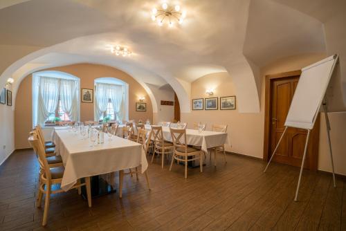 Reštaurácia alebo iné gastronomické zariadenie v ubytovaní Kúria Beckov - Penzión