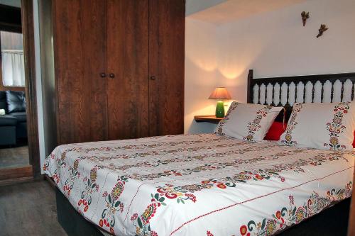 Naut AranにあるBaqueira 1500 Edificio Cap de Aran apartamentoのベッドルーム1室(ベッド1台、赤と白の毛布付)