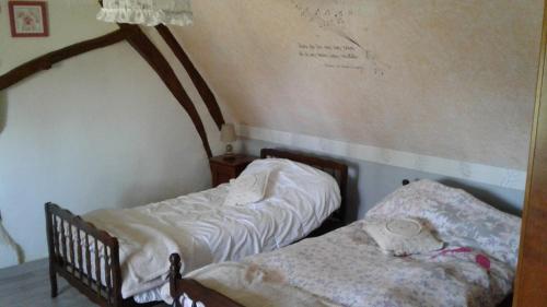 two twin beds sitting next to each other in a room at la picarde in Tours-en-Vimeu
