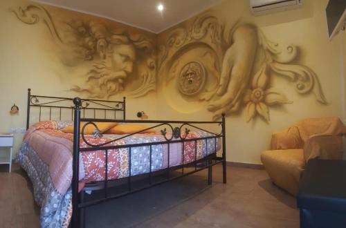 1 dormitorio con 1 cama con una pintura en la pared en Il Mondo B&B, en Fiumicino