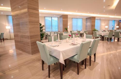 Um restaurante ou outro lugar para comer em Tanuma Aram Hospitality - Hotel Apartments