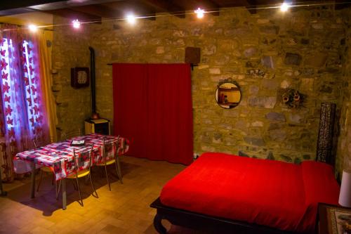 a room with a table and a red curtain at L'Angolo Di Verlano in Canossa