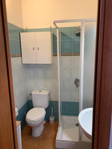 une petite salle de bain avec toilettes et lavabo dans l'établissement Les pieds dans l'eau en Corse !, à Moriani-Plage