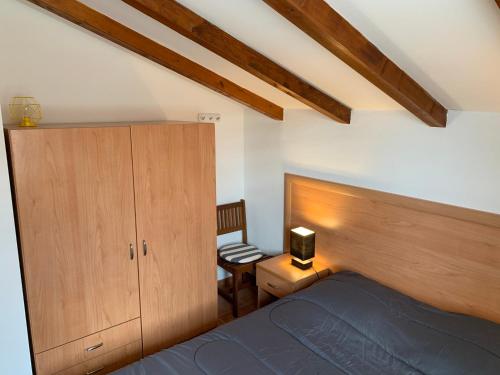 - une chambre avec un lit, une armoire et une chaise dans l'établissement Les pieds dans l'eau en Corse !, à Moriani-Plage