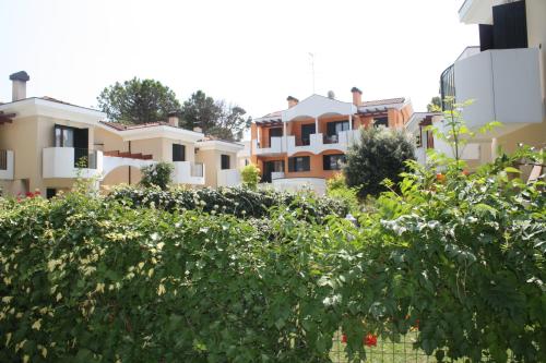 Villaggio Clio في بيبيوني: صف من البيوت في مدينة بها نباتات