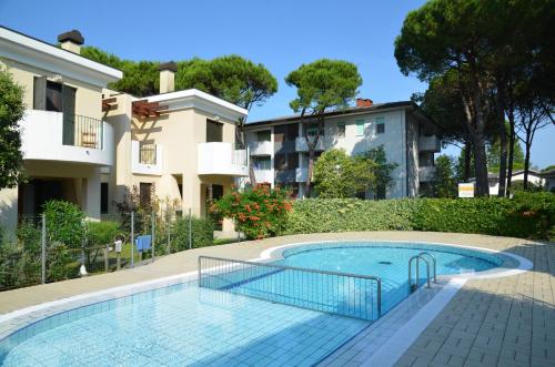 Bazén v ubytování Villaggio Clio nebo v jeho okolí