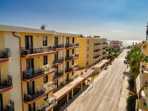 vista aerea di una strada con edifici di Rina Hotel ad Alghero