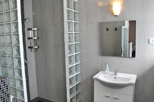 Koupelna v ubytování OurMadeira - Grayci's House, contemporary