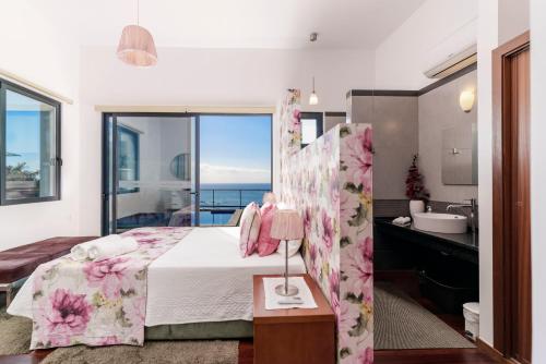 阿科卡希塔的住宿－OurMadeira - Grayci's House, contemporary，一间卧室配有一张床,浴室设有浴缸