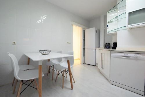 Virtuvė arba virtuvėlė apgyvendinimo įstaigoje Lujoso y espacioso piso en el corazón de Alicante con hidromasaje