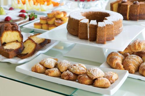 un assortiment de différents types de pain et de pâtisseries dans l'établissement Via Capo Rooms, à Sorrente