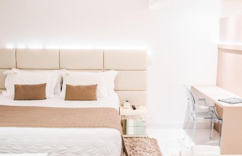 a hotel room with a bed and a desk at Hotel Rieger in Balneário Camboriú