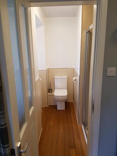 a small bathroom with a toilet in a room at Thorshaven Apartment, Orkney in St Margaret's Hope
