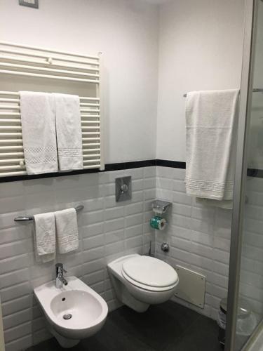 Ένα μπάνιο στο Home Club Suite Hotel