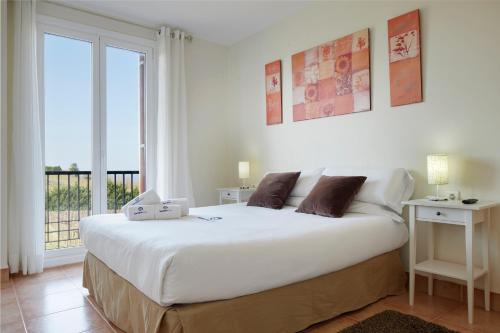 ein Schlafzimmer mit einem großen Bett und einem großen Fenster in der Unterkunft Casa Rural Xabin Etxea - Basque Stay - XSS00041 in Getaria