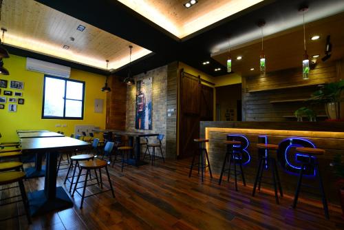 un bar con mesas y sillas en un restaurante en Bigger B&B, en Jinning