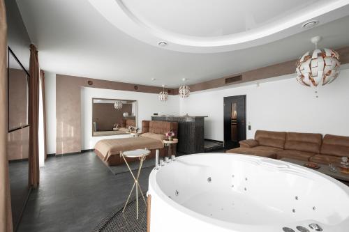 Kupatilo u objektu Panorama-27 Jacuzzi Apartment