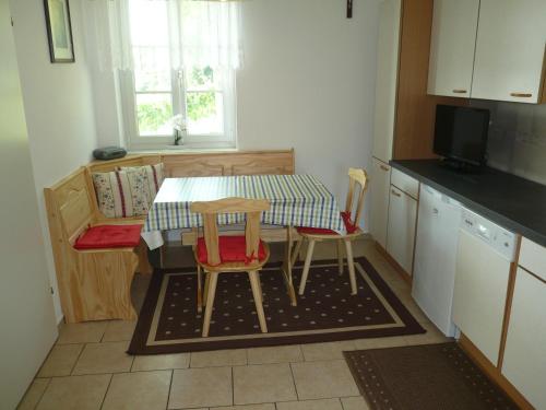 Una cocina o cocineta en Weinbergstöckl Gombotz