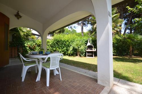Biały stół i krzesła na patio w obiekcie Ville Park Hotel w Bibione