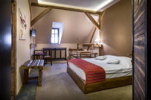 Una cama o camas en una habitación de Castle Hotel Daniel