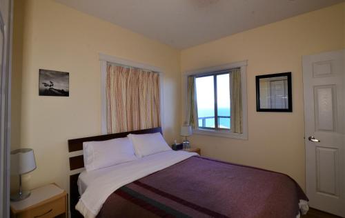 Ένα ή περισσότερα κρεβάτια σε δωμάτιο στο Gibralter Rock Ocean View B&B