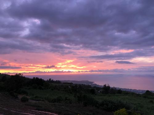 a sunset over a body of water with the sky at Ferme l'Eau de Coco in Saint-Paul