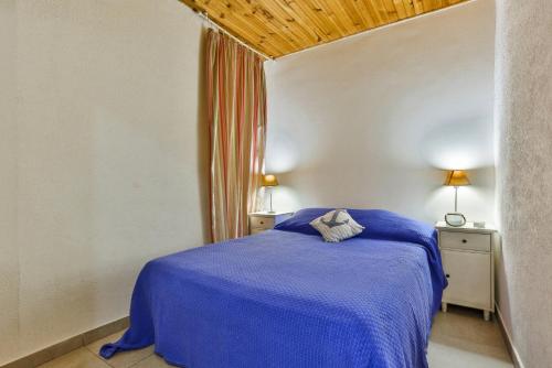 um quarto com uma cama azul e uma janela em MY CASA - BARILLERIE em Nice