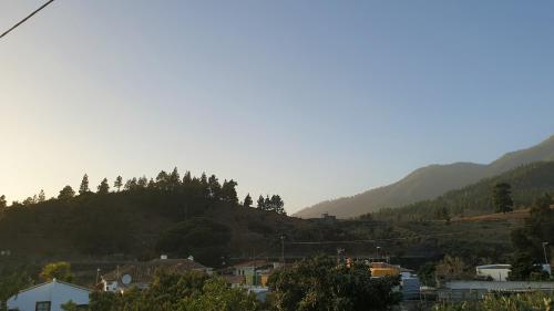 エル・パソにあるCasitas La Montañitaの山を背景にした丘の上の町