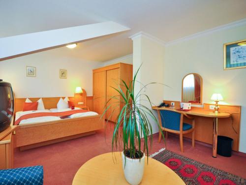 Postel nebo postele na pokoji v ubytování Hotel Quellenhof