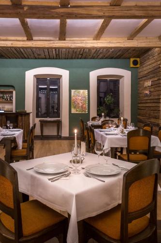Un restaurante u otro lugar para comer en Castle Hotel Daniel