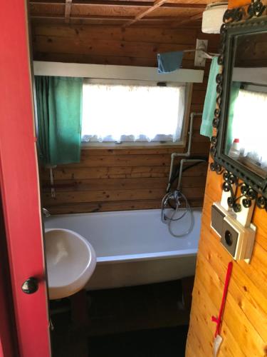 niewielka łazienka z wanną i umywalką w obiekcie Chata u rybníka w Trutnovie