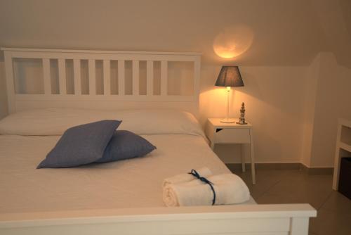 a bedroom with a bed with two pillows and a lamp at Chalet sul mare in Catanzaro Lido