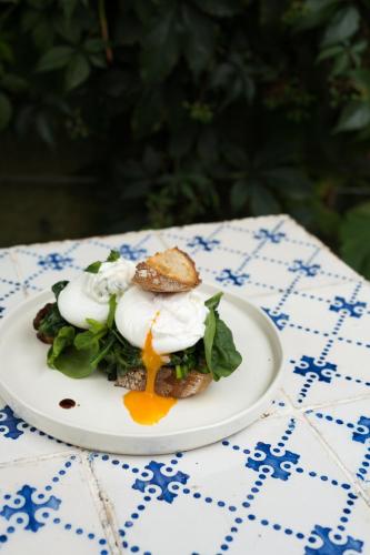 Đồ ăn tại/gần nhà khách